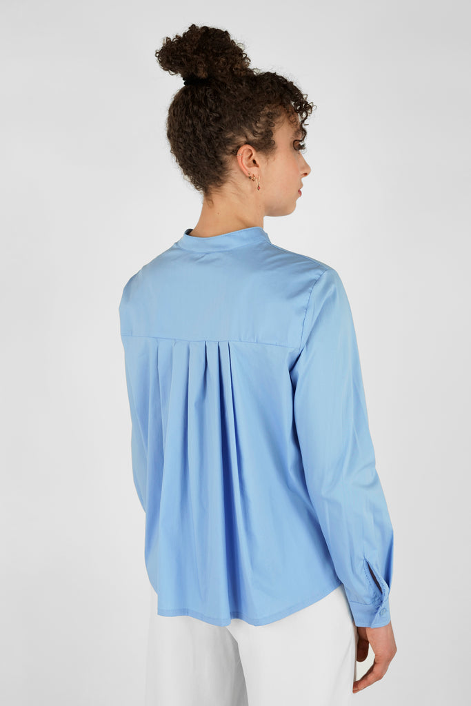 Bluse mit Falten im Rücken aus Baumwoll-Mix-Qualität in hellblau