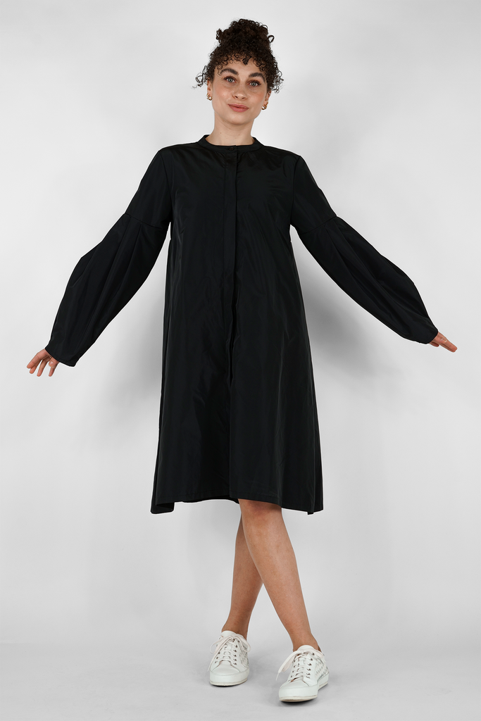 Glanz-Mantel aus Taft-Qualität in schwarz