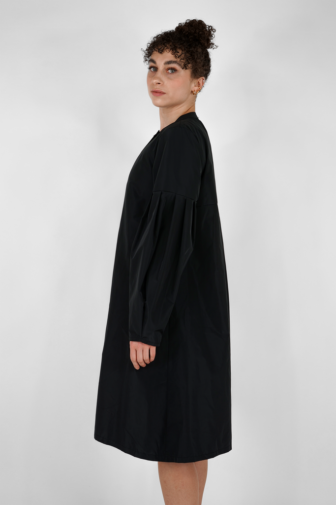 Glanz-Mantel aus Taft-Qualität in schwarz