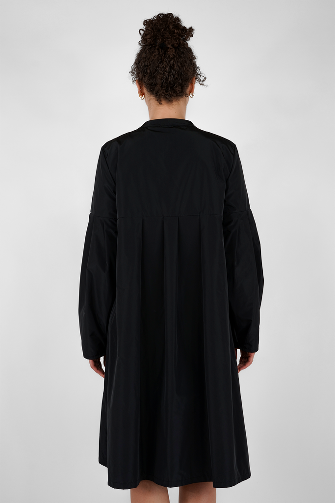 cGlanz-Mantel aus Taft-Qualität in schwarz