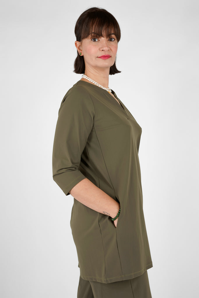 V-Shirt aus bi-elastischer Qualität in olivgrün