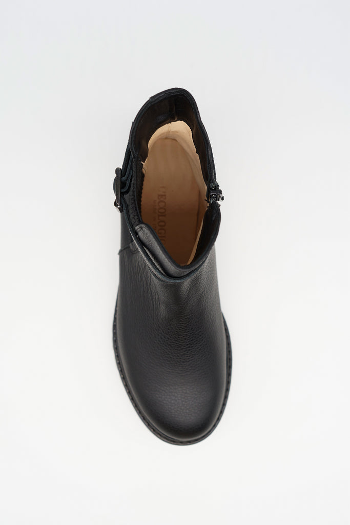 Chelsea-Boot mit Gurt-Verschluss aus genarbtem Leder in schwarz