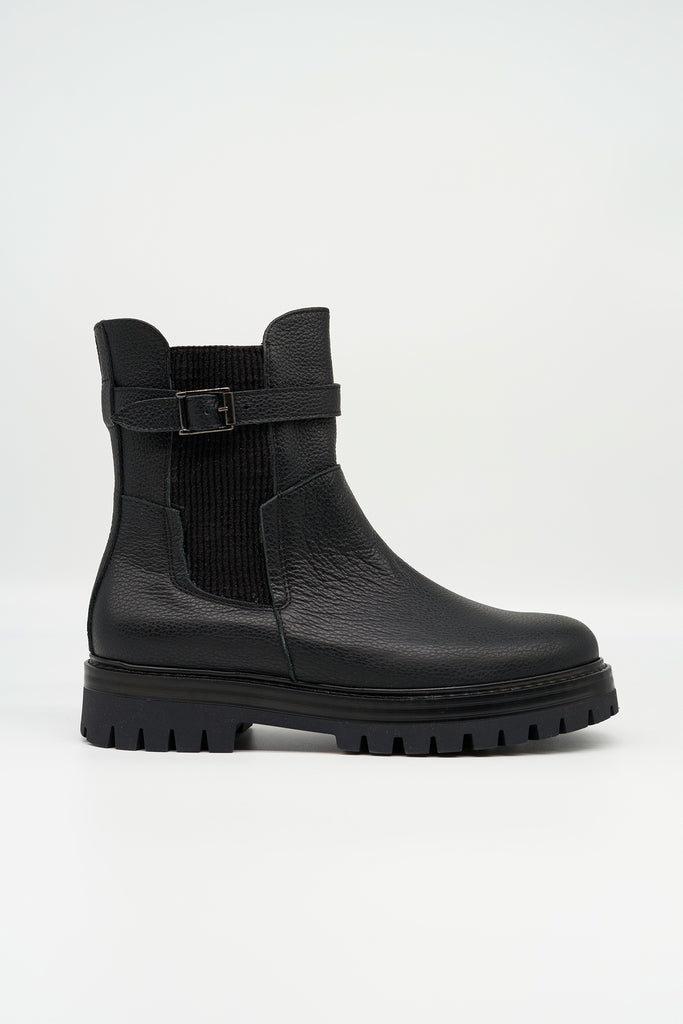 Chelsea-Boot mit Gurt-Verschluss aus genarbtem Leder in schwarz