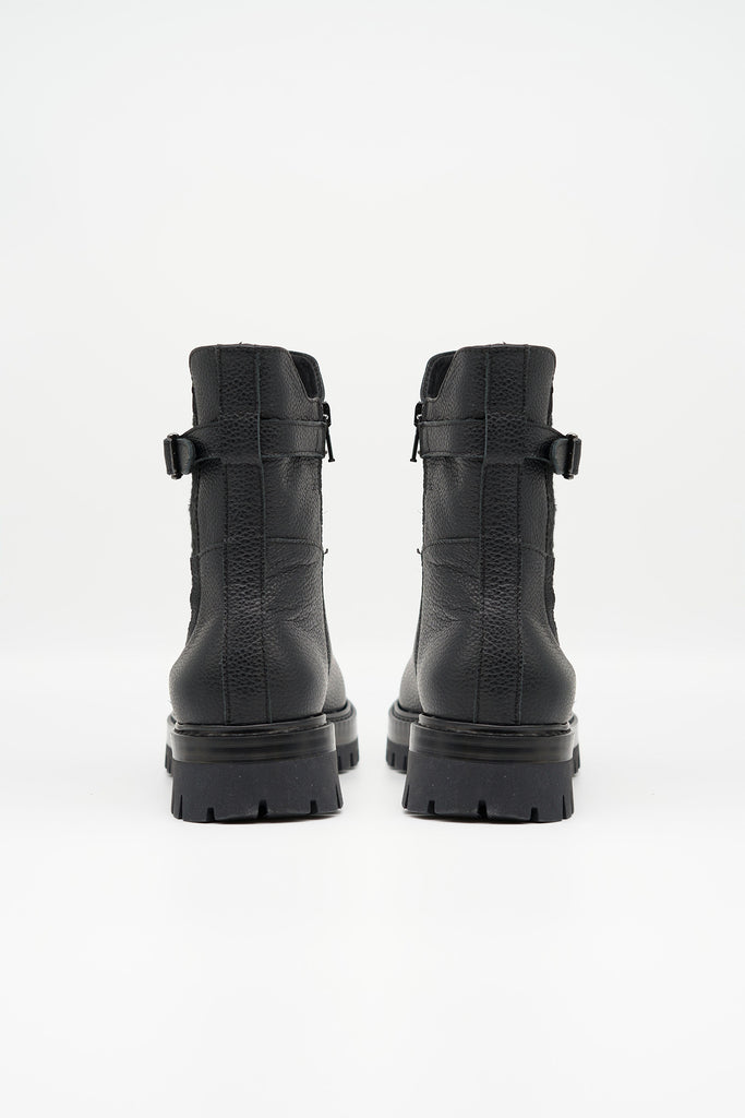 Chelsea-Boot mit Gurt-Verschluss aus genarbtem Leder in schwarz