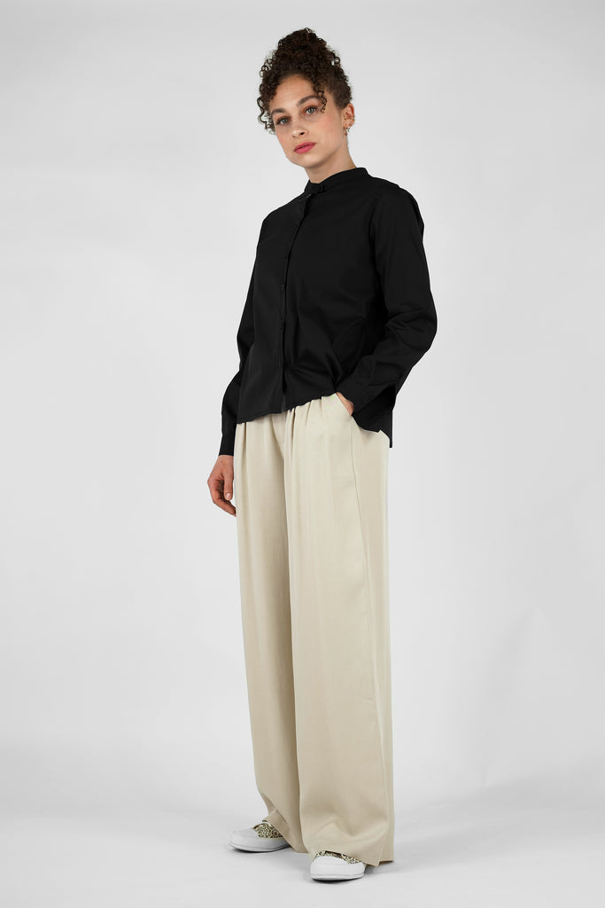 Bluse mit Falten im Rücken aus Baumwoll-Mix-Qualität in schwarz
