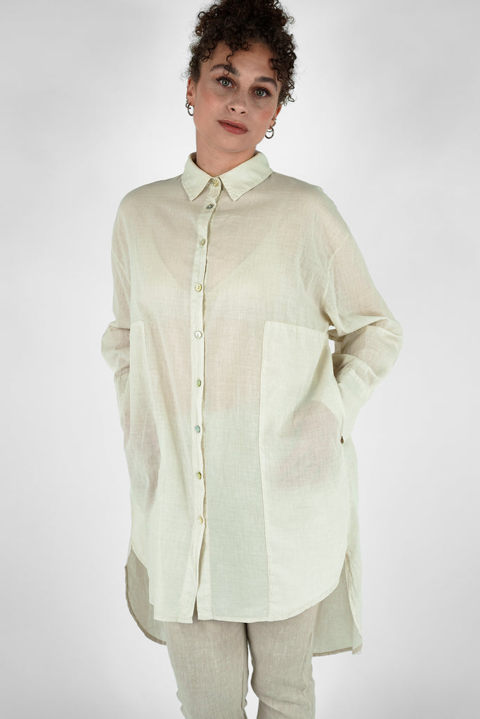 Bluse mit großen Taschen aus Baumwolle-Voile in beige.