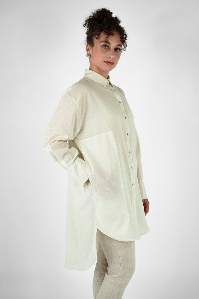 Bluse mit großen Taschen aus Baumwolle-Voile in beige.