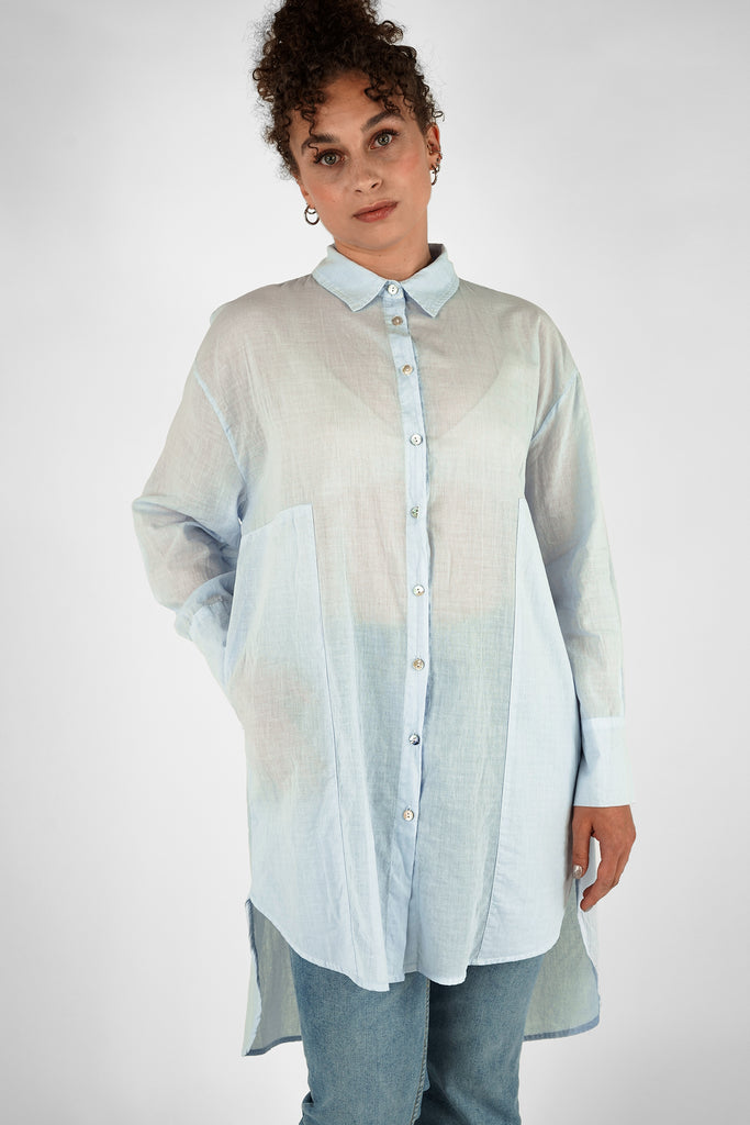 Bluse mit großen Taschen aus Baumwolle-Voile in hellblau.