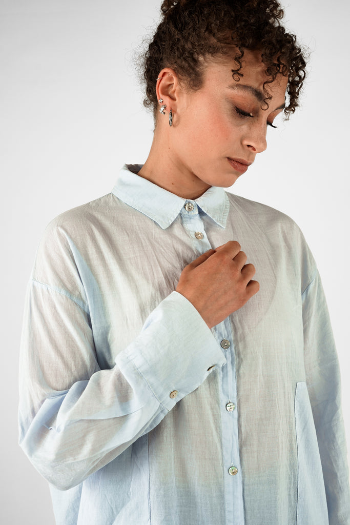 Bluse mit großen Taschen aus Baumwolle-Voile in hellblau.