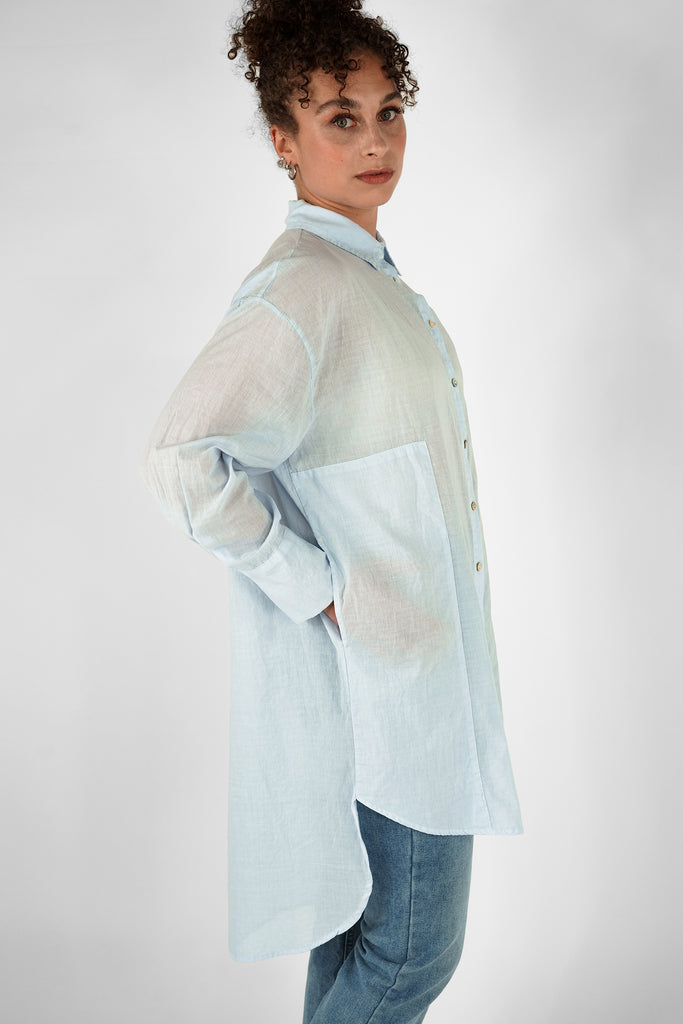 Bluse mit großen Taschen aus Baumwolle-Voile in hellblau.