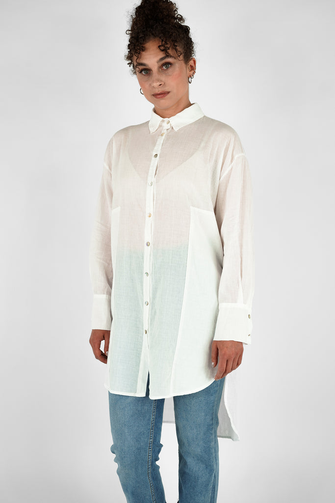 Bluse mit großen Taschen aus Baumwolle-Voile in weiss.