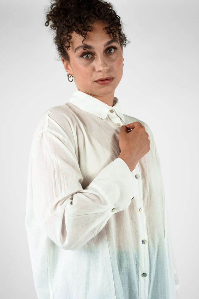 Bluse mit großen Taschen aus Baumwolle-Voile in weiss.