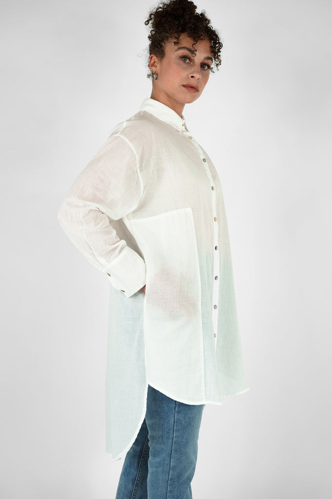 Bluse mit großen Taschen aus Baumwolle-Voile in weiss.