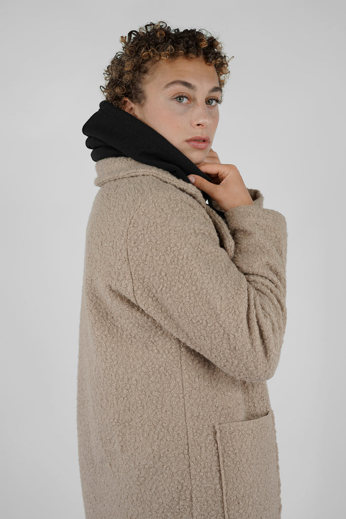 Langer Mantel in Bouclé-Optik in beige
