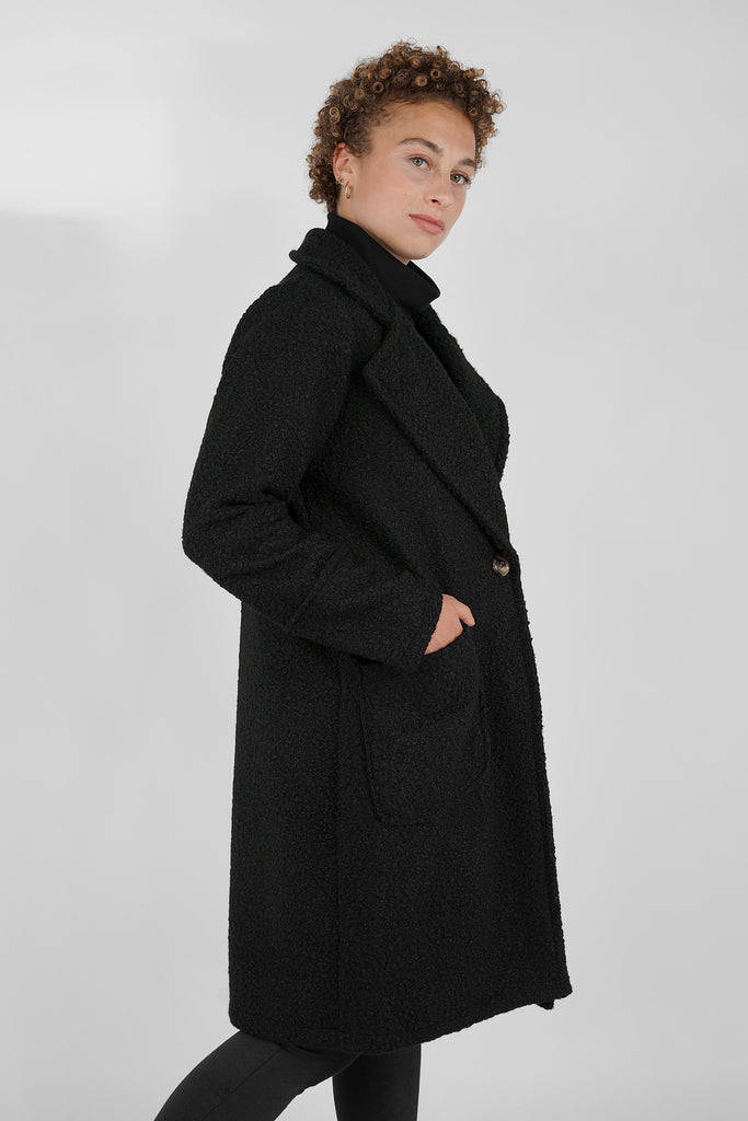 Kurzer Mantel in Bouclé-Optik in schwarz