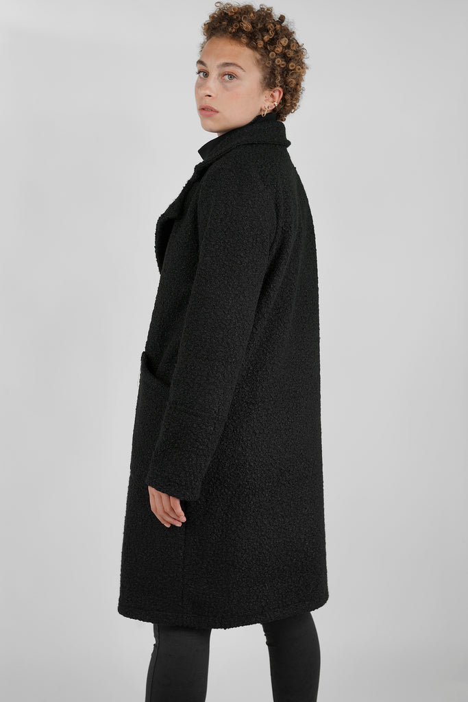 Kurzer Mantel in Bouclé-Optik in schwarz