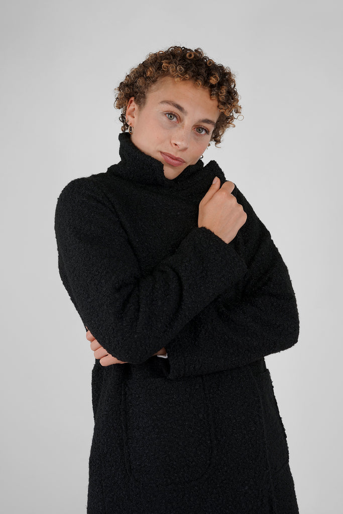 Langer Mantel in Bouclé-Optik in schwarz
