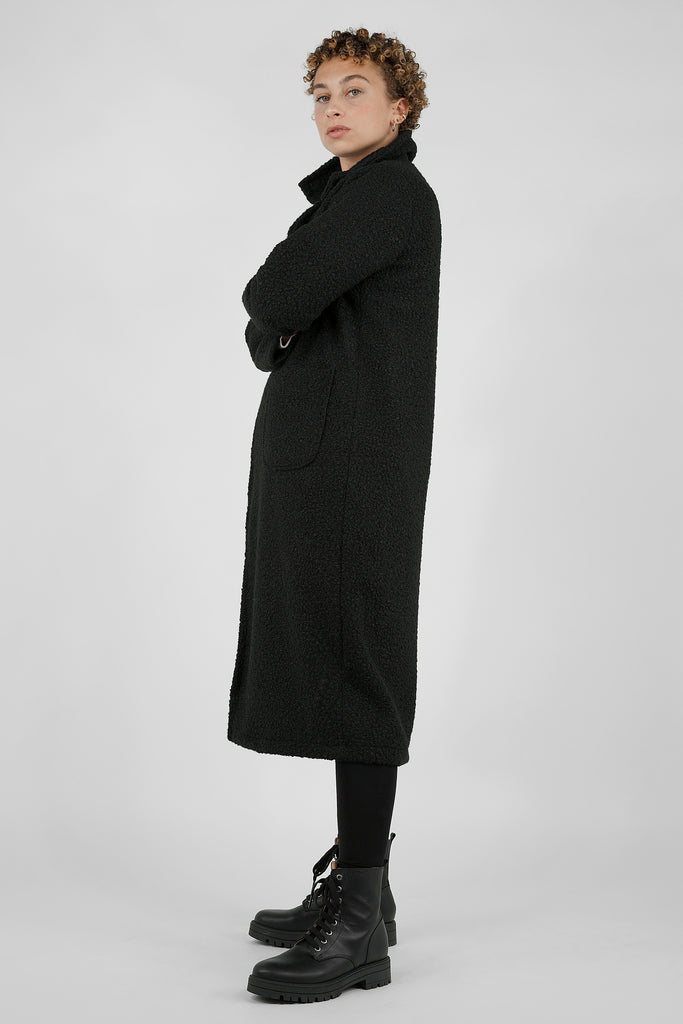 Langer Mantel in Bouclé-Optik in schwarz