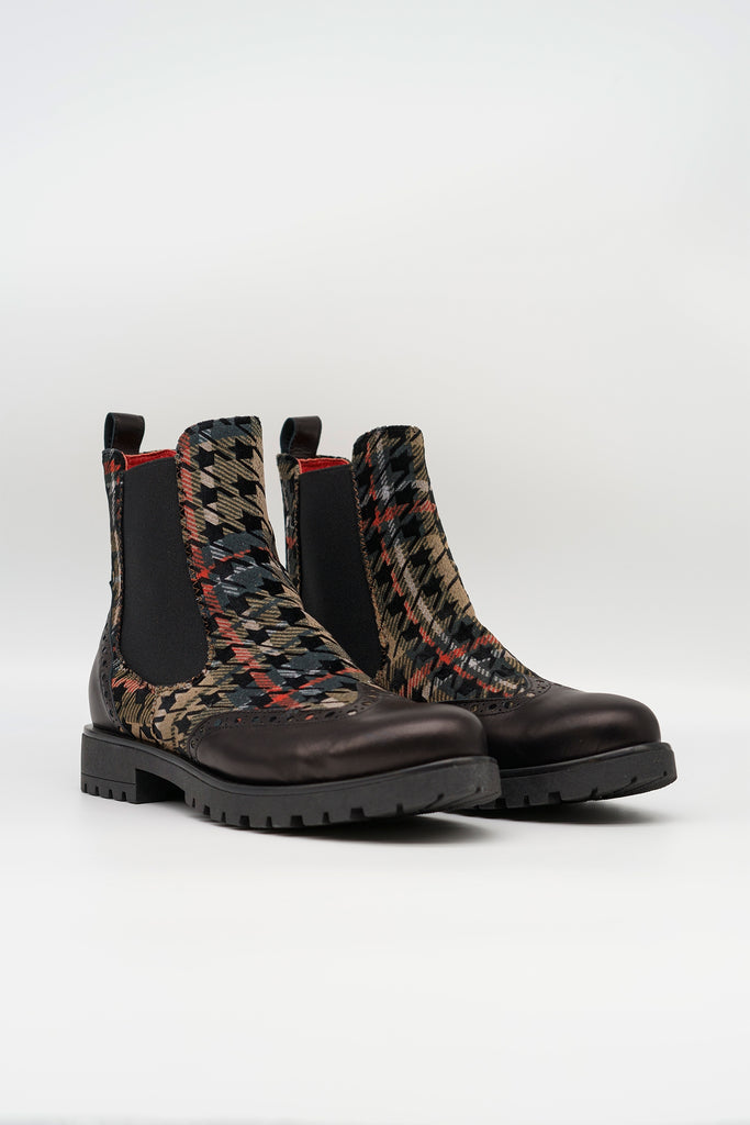 Chelsea-Boot mit Budapester Muster in schwarz