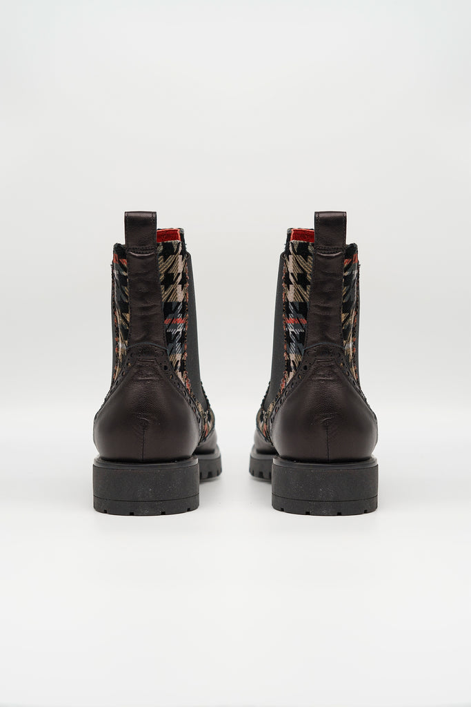 Chelsea-Boot mit Budapester Muster in schwarz