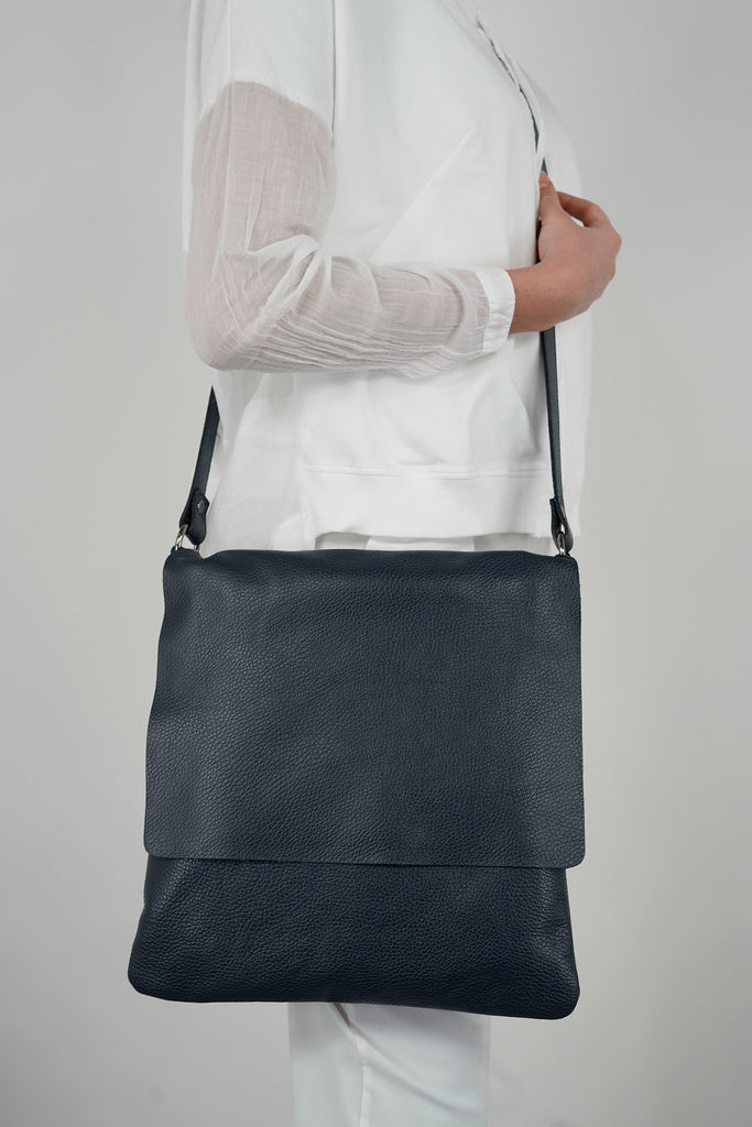 Crossbody-Bag TOM aus genarbtem Leder in dunkelblau