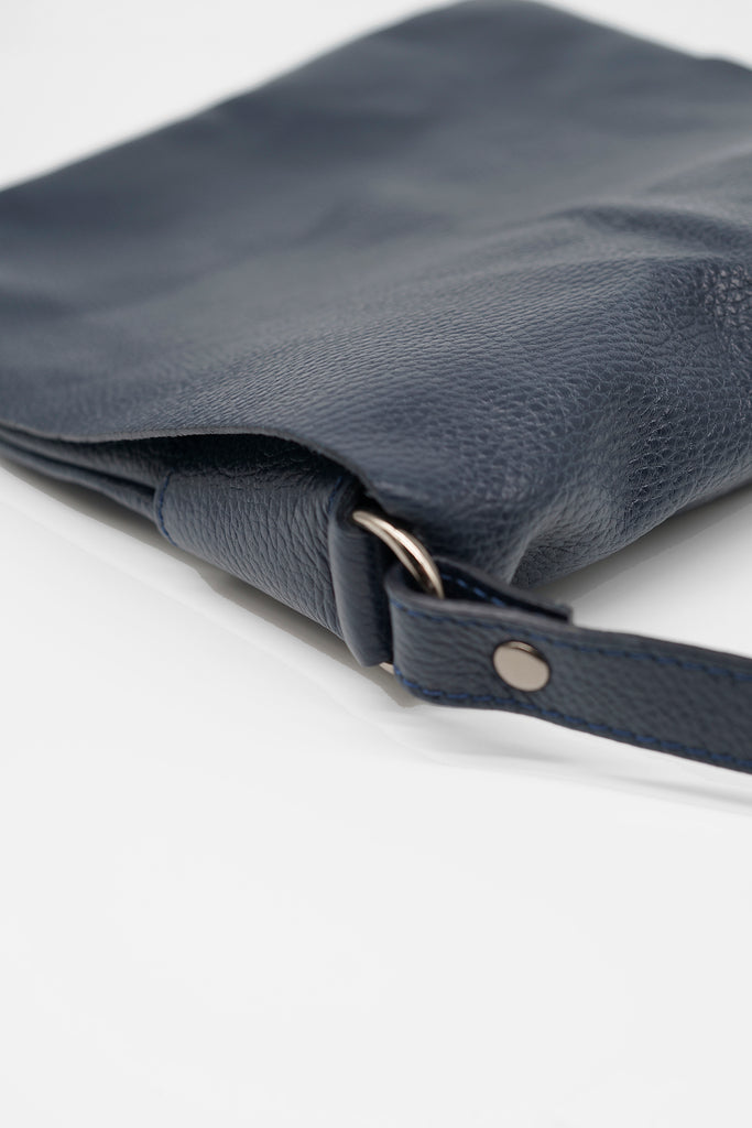 Crossbody-Bag TOM aus genarbtem Leder in dunkelblau