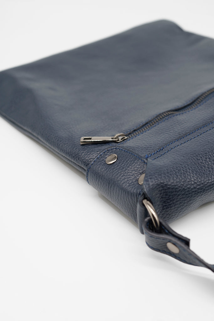Crossbody-Bag TOM aus genarbtem Leder in dunkelblau