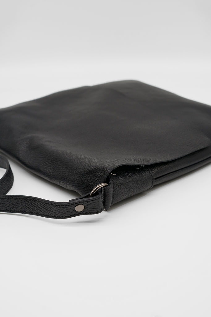 Crossbody-Bag TOM aus genarbtem Leder in schwarz