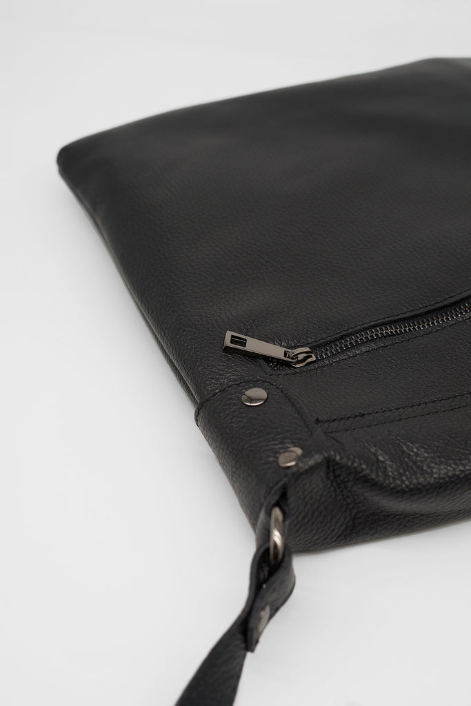 Crossbody-Bag TOM aus genarbtem Leder in schwarz