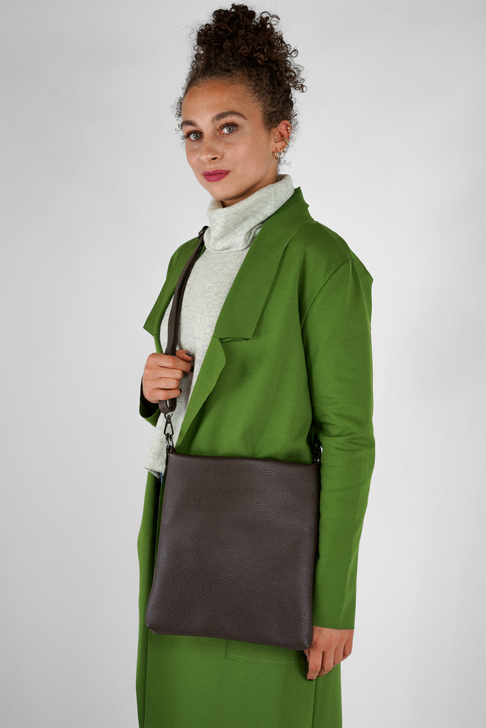 Crossbody-Bag HELENA aus genarbtem Leder in braun