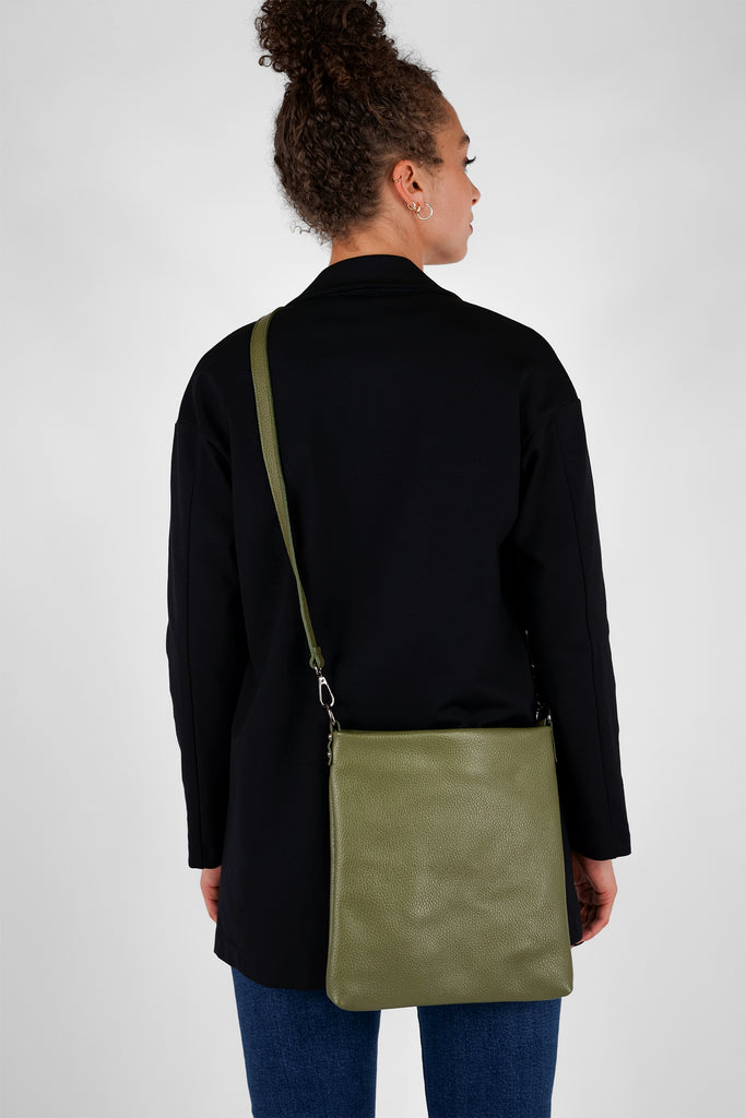 Crossbody-Bag HELENA aus genarbtem Leder in olivgruen