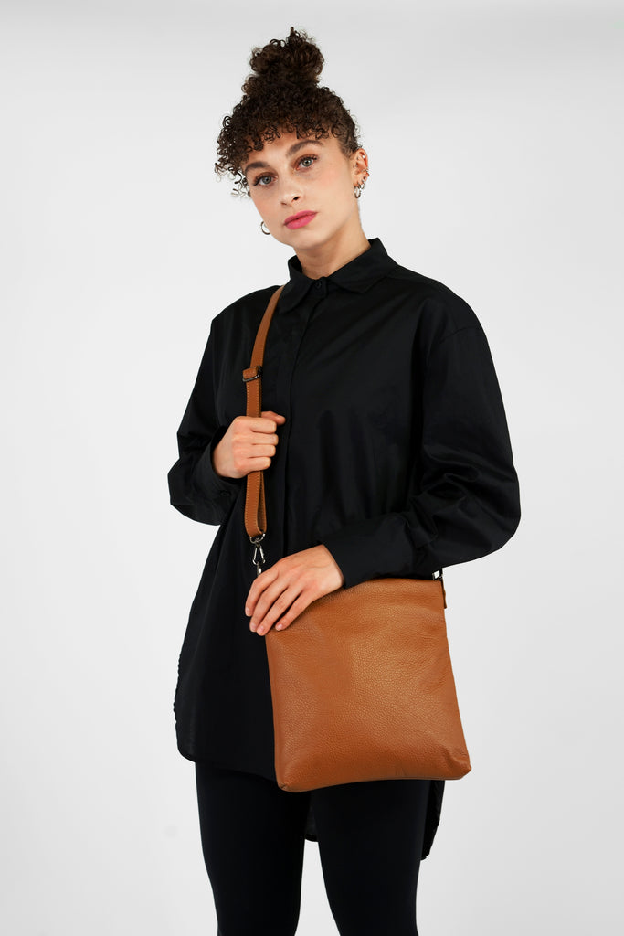 Crossbody-Bag HELENA aus genarbtem Leder in hellbraun
