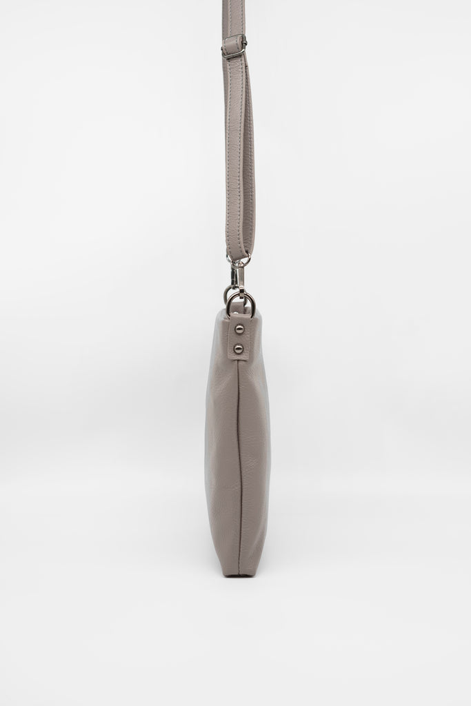 Crossbody-Bag HELENA aus genarbtem Leder in grau