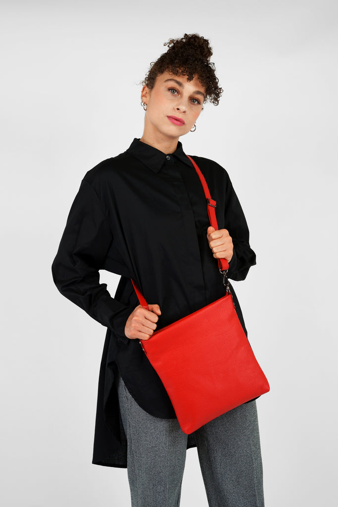 Crossbody-Bag HELENA aus genarbtem Leder in rot