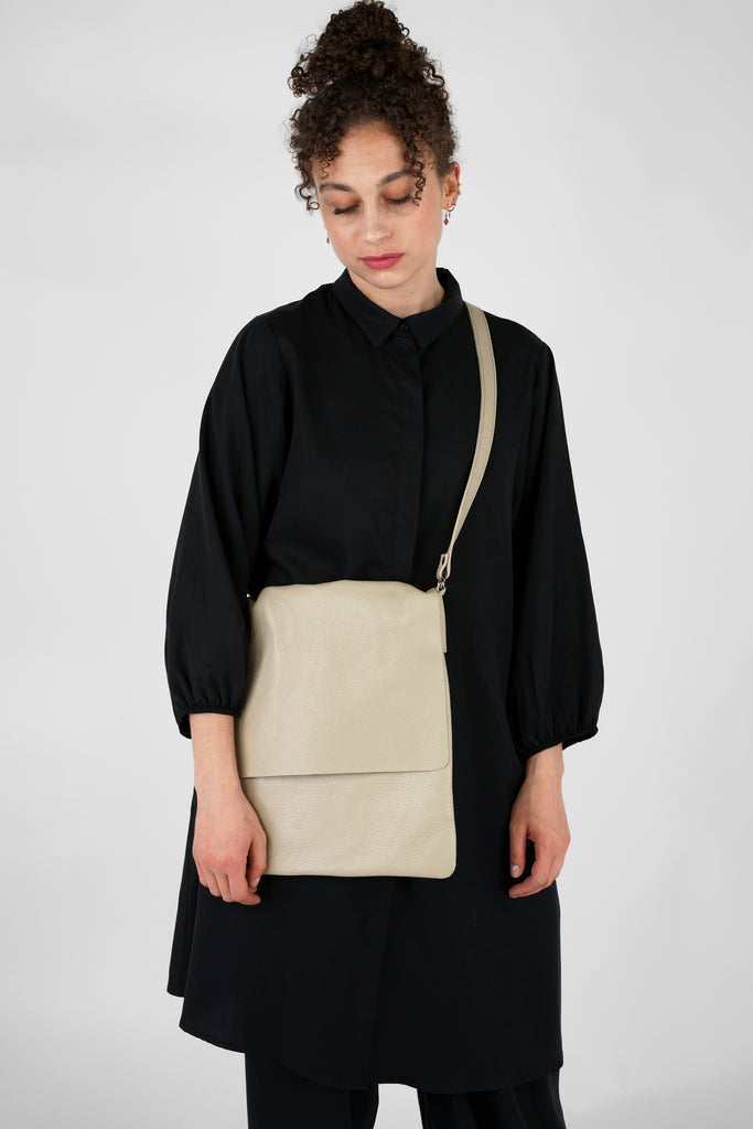 Crossbody-Bag TOM aus genarbtem Leder in creme