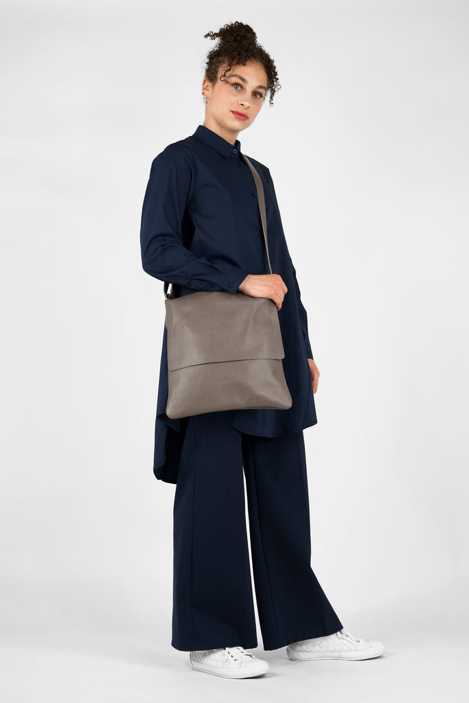 Crossbody-Bag TOM aus genarbtem Leder in grau