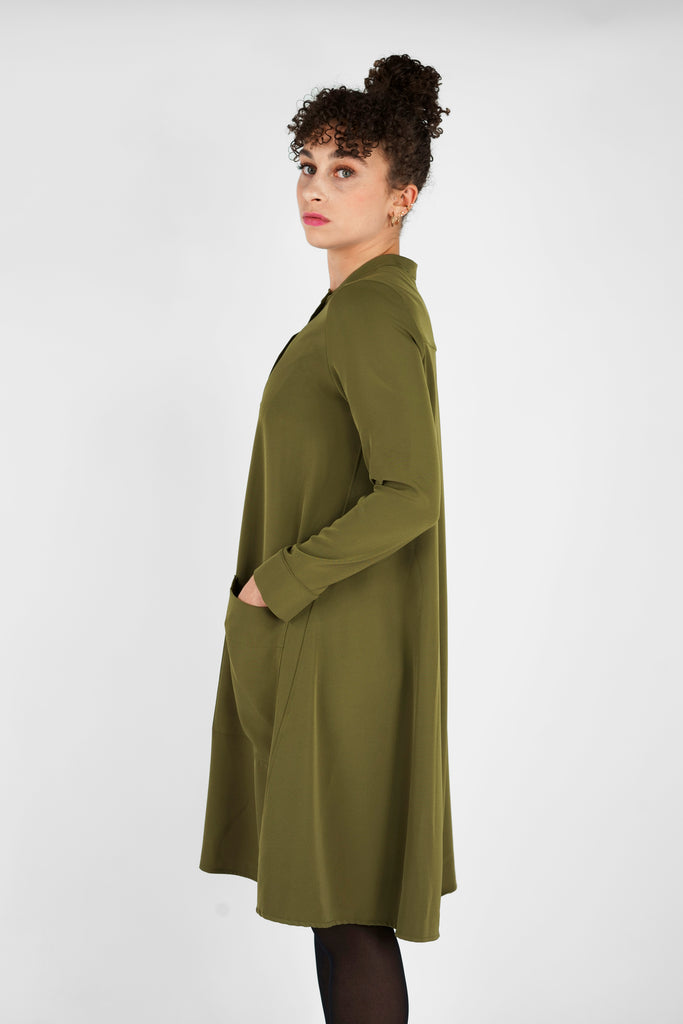 Fliessendes Kleid in A-Linie in olivgrün