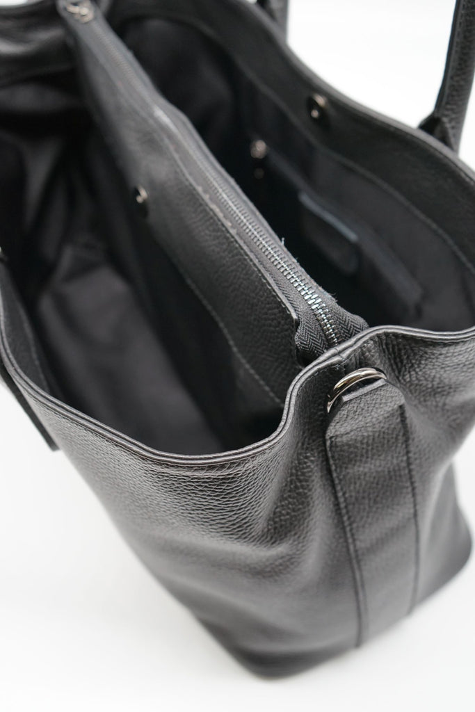 Handtasche JACKY aus genarbtem Leder in schwarz