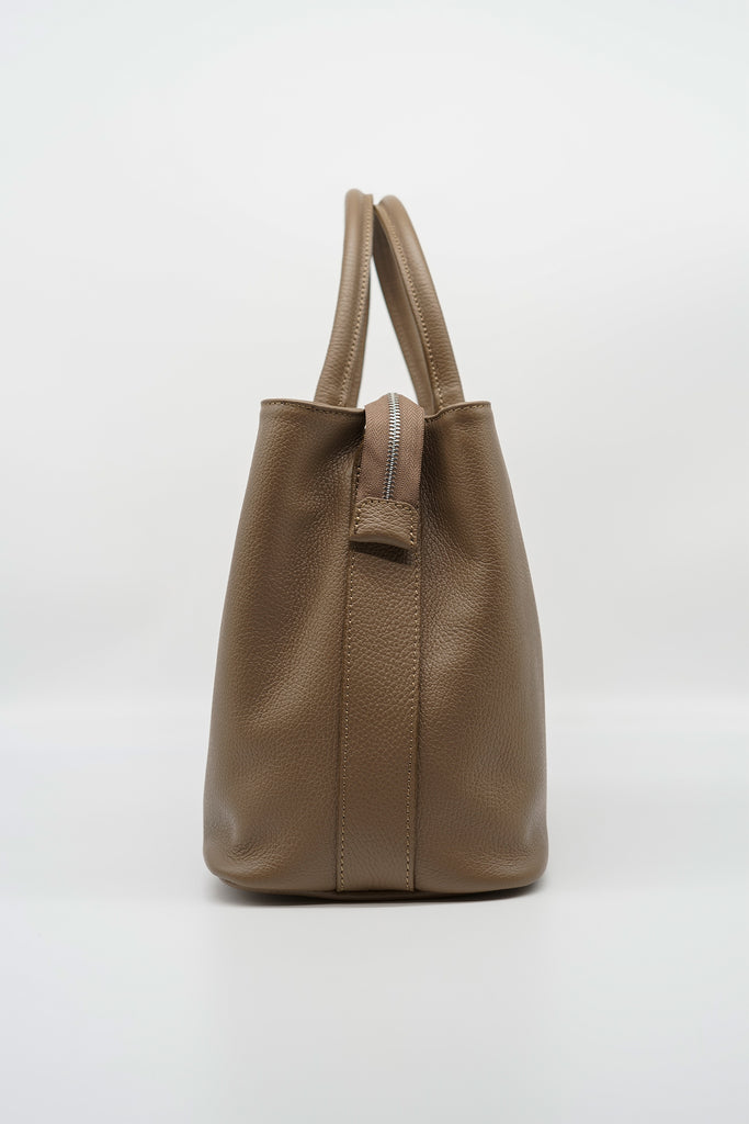 Handtasche JACKY aus genarbtem Leder in taupe