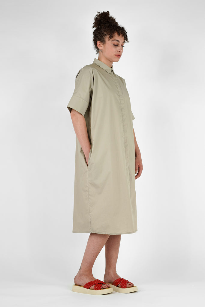 Hemdblusenkleid aus Papertouch-Popeline in beige.