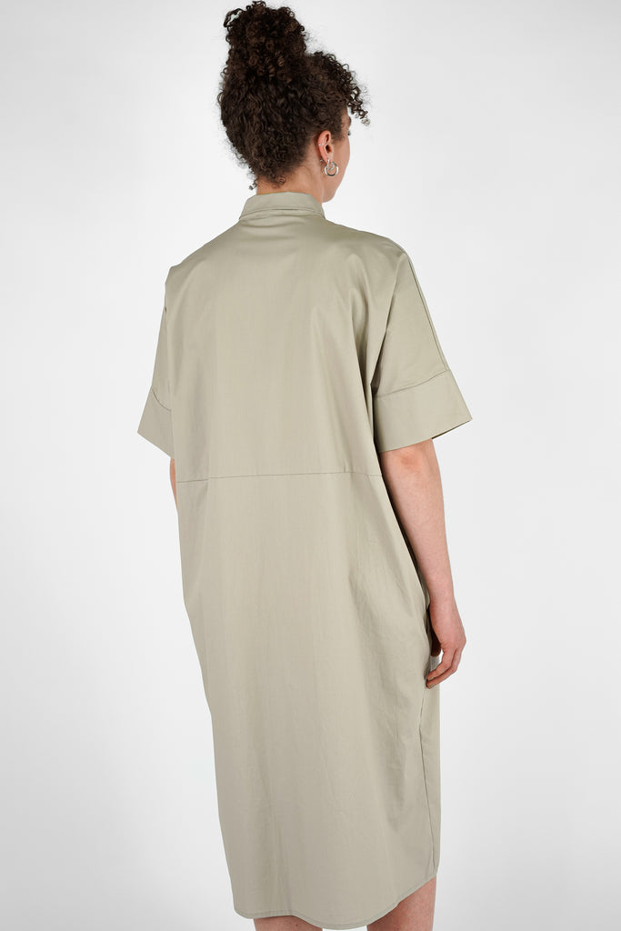 Hemdblusenkleid aus Papertouch-Popeline in beige.