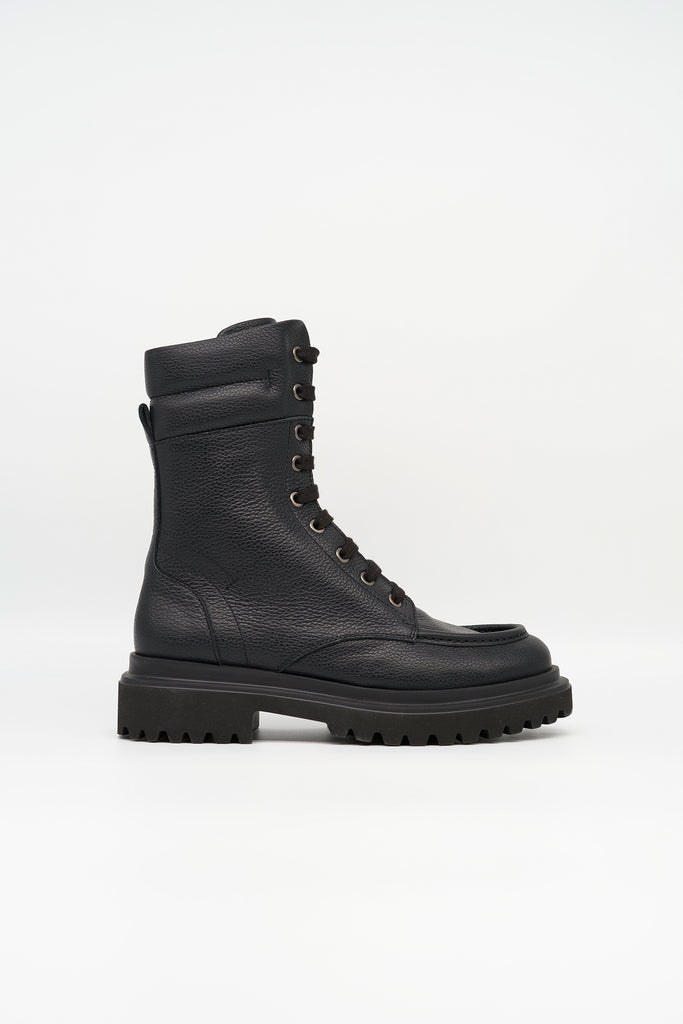 Hoher Schnürstiefel mit Mokassin-Naht in schwarz