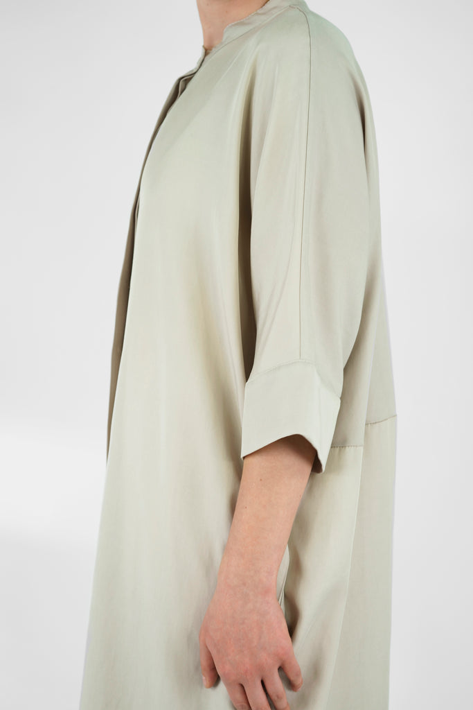 Kleid aus fliessender Tencel-Qualität im oversize-Stil in beige.