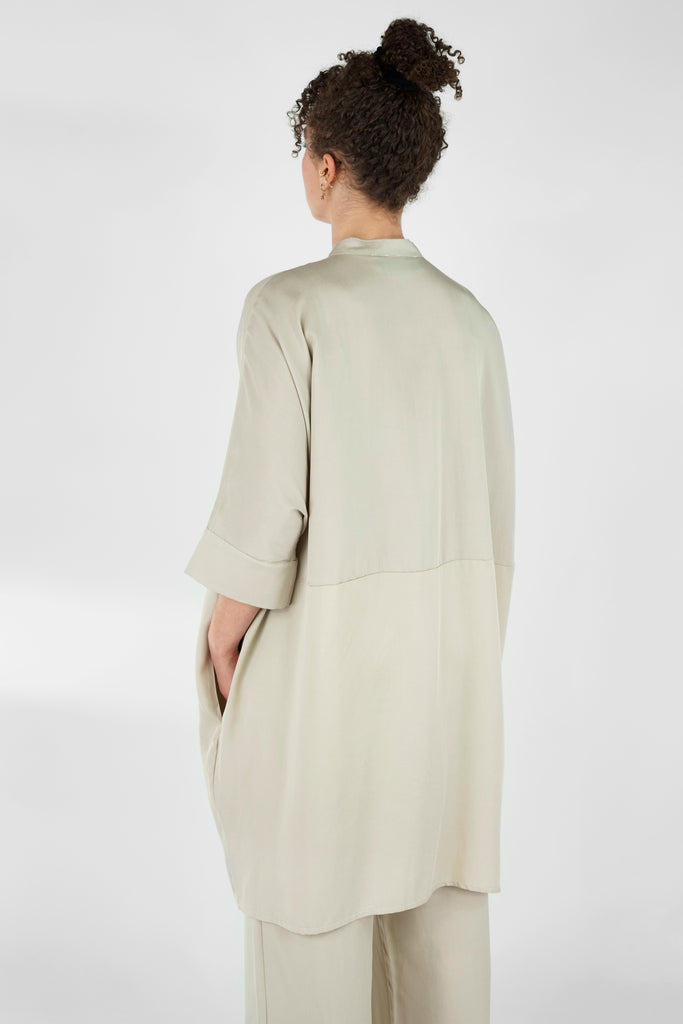 Kleid aus fliessender Tencel-Qualität im oversize-Stil in beige.