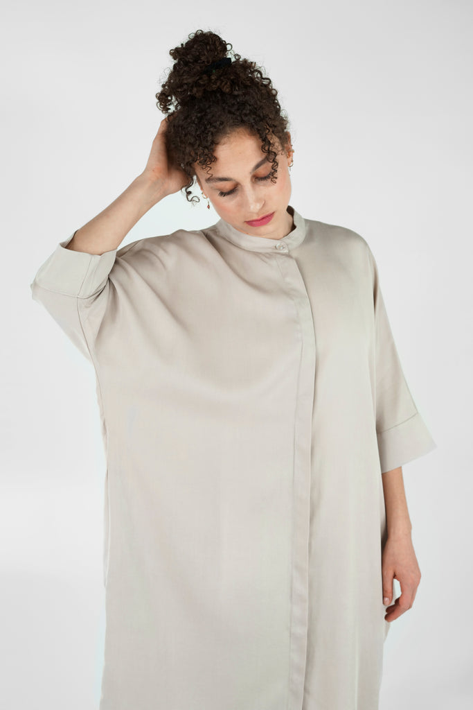 Kleid aus fliessender Tencel-Qualität im oversize-Stil in beige.