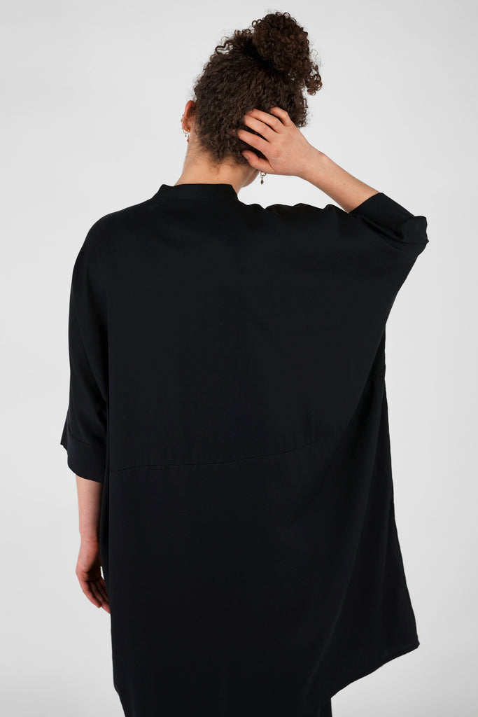 Kleid aus fliessender Tencel-Qualität im oversize-Stil in schwarz.