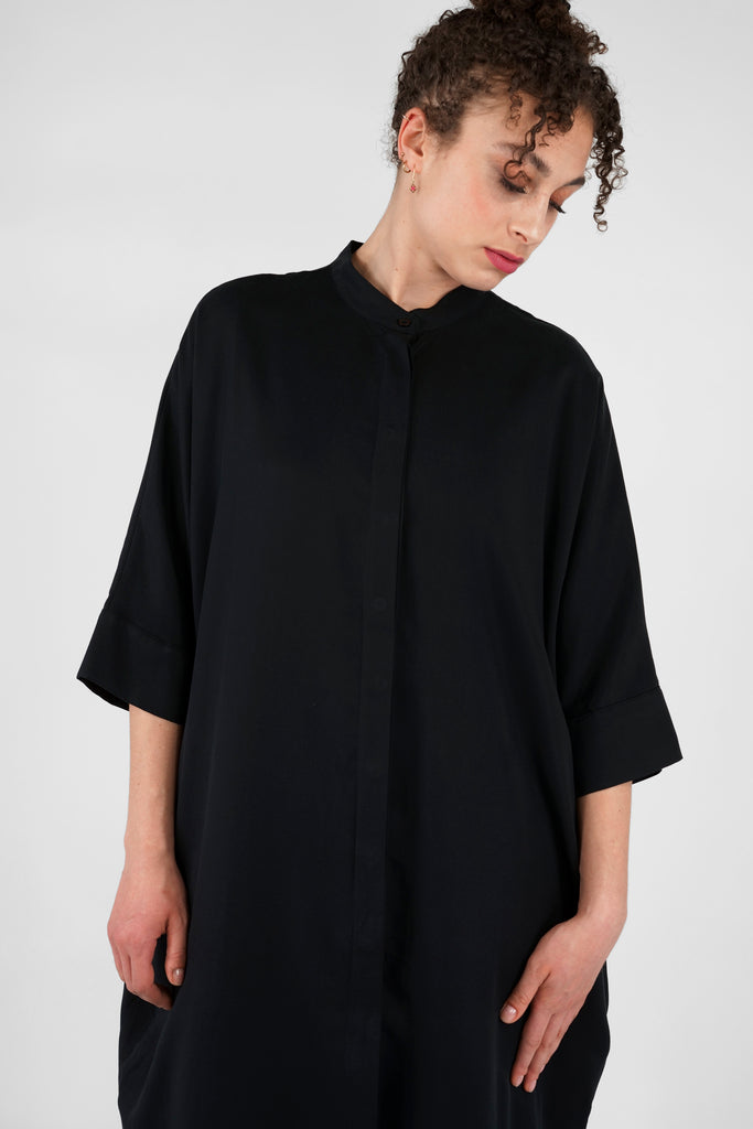 Kleid aus fliessender Tencel-Qualität im oversize-Stil in schwarz.