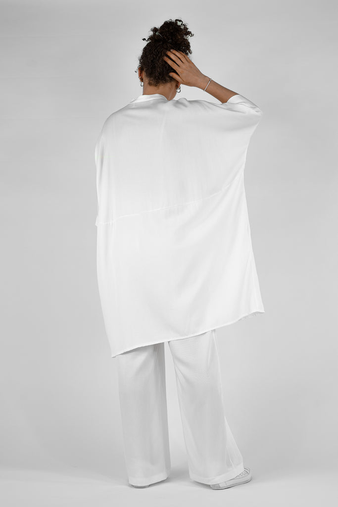 Kleid aus fliessender Tencel-Qualität im oversize-Stil in weiss.