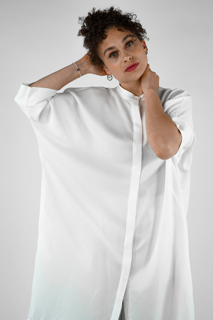 Kleid aus fliessender Tencel-Qualität im oversize-Stil in weiss.