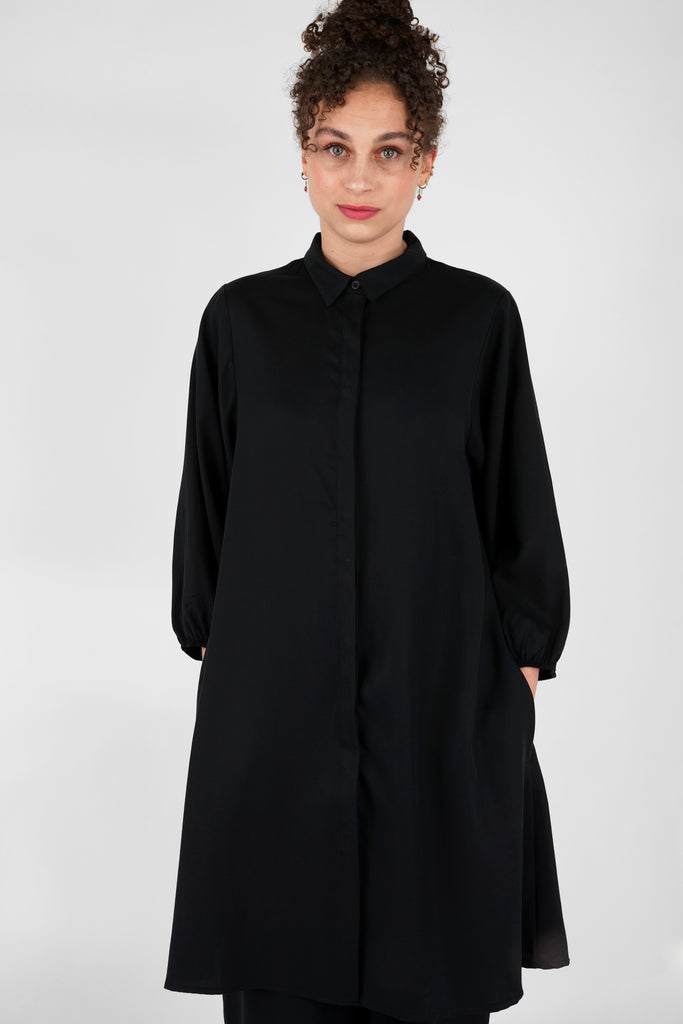 Kleid in A-Linie aus fliessender Tencel-Qualität in schwarz